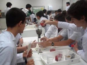 Alunos da Escola Parque, no Rio de Janeiro, falam sobre temas como bullying e racismo em palestras para o TEDx
