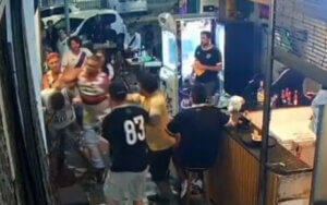 Torcedores do Flamengo agridem vascaínos em bar de Copacabana; Polícia Civil investiga o caso